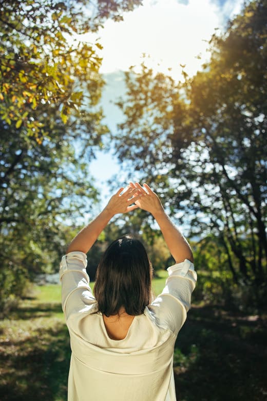 Die Gedanken-Dompteurin genießt die Sonne Klientin genießt die Sonne